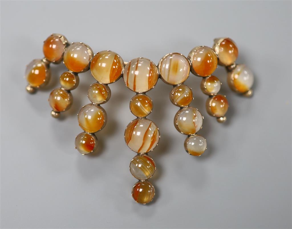 A Victorian yellow metal and cabochon banded agate set crescent shaped brooch, 72mm, gross 18.1 grams.